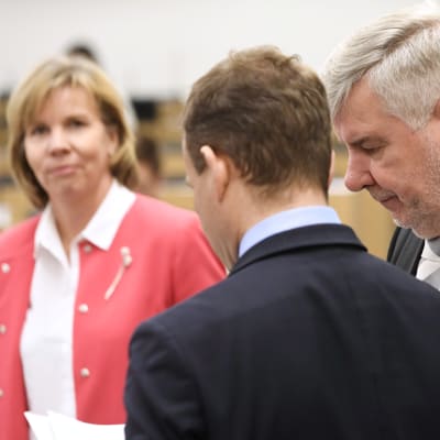 Anna-Maja Henriksson (i bakgrunden), Petteri Orpo och Toimi Kankaanniemi i riksdagen.