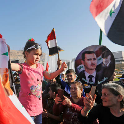 Demonstrationer i Damaskus mot USA:s bombräder mot Syrien.