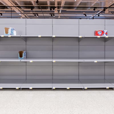 Tomma toapappershyllor i Nyckby S-market i Sibbo med anledning av coronaviruset fredagen den 13 mars 2020. 