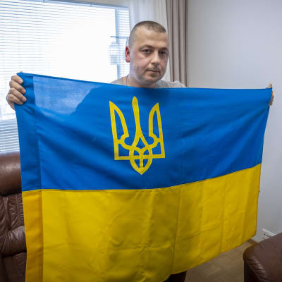 Yaroslav Bilyk  esittelee Ukrainan lippua