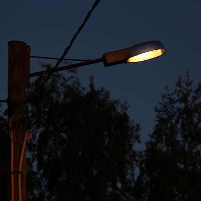 gatulampa i mörker