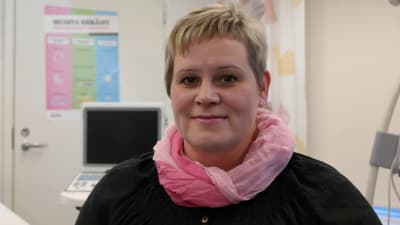 Hälsovårdare Camilla Rautanen i mödrarådgivningen i Pargas