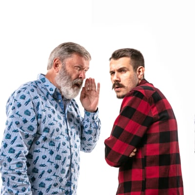 Äldre man och yngre man och kvinna står och skvallrar upprört