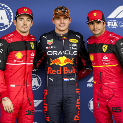 Charles Leclerc, Max Verstappen och Carlos Sainz fotograferas.