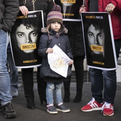 Holländsla Michael Jacksonfans demonstrerar utanför den holländska tv-kanalen NPO emot visningen av dokumentärfilmen "leaving Neverland".
