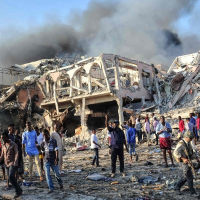 Människor samlades i närheten av Safari Hotel, i centrum av Mogadishu, där en lastbil med sprängmedel ecploderade på lördagen. 