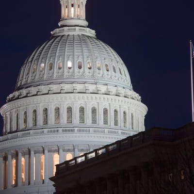 USA:s parlamentsbyggnad Kapitolium då mörkret sänkt sig över Capitol Hill på tisdagen 6.2.2018.