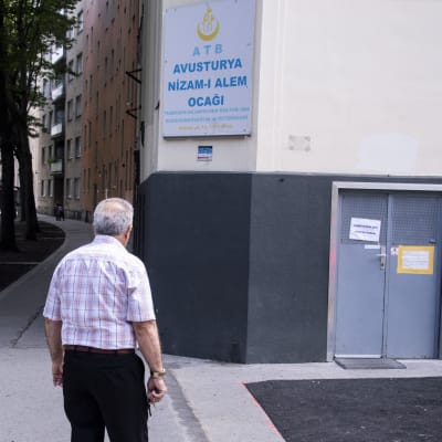 En av de moskéer som stängs misstänks ha kopplingar till den radikala, ultranationalistiska turkiska rörelsen de Grå vargarna