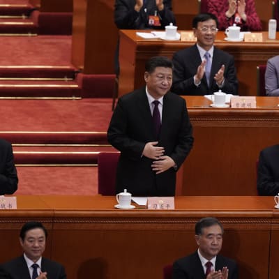 President och partichef Xi Jinping dominerar folkkongressen medan premiärminister Li Keqiang (till höger) presenterar budgeten och de ekonomiska tillväxtmålen för det kommande året