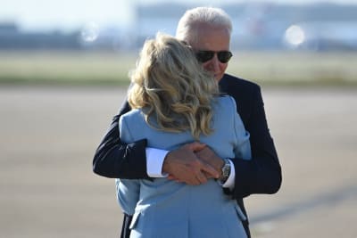 Joe och Jill biden kramar om varandra på flygplatsen Heathrow efter ett möte med drottning Elisabeth 13.6.2021