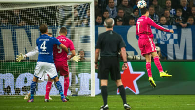 Cristiano Ronaldo nickar in det avgörande målet i mötet mot Schalke i åttondelsfinalerna av Champions League.
