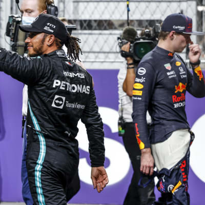 Lewis Hamilton (vas.) heilutteli tyytyväisenä lauantain paalupaikan kunniaksi, Max Verstappen poistui paikalta nyrpeänä.