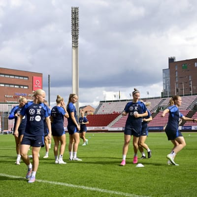 Helmarit harjoitteli Ratinan stadionilla maanantaina 17. heinäkuuta 2023.