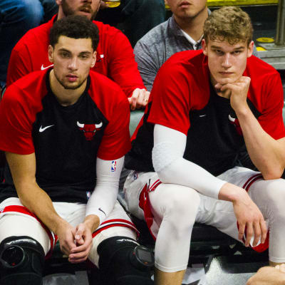 Zach LaVine och Lauri Markkanen sitter på bänken.