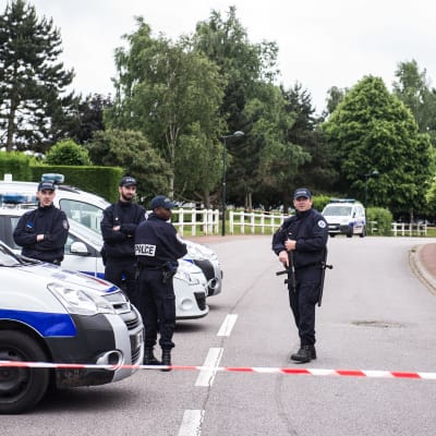 Poliser står vakt nära de mördade polisernas hem i Parisförorten Magnanville den 14 juni 2016.