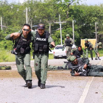 Den 15 år långa konflikten i tre muslimska provinser i södra Thailand har krävt över 7 000 dödsoffer. Rebellerna angriper ofta poliser och soldater så som denna bombattack i Pattani i fjol