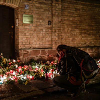 Kransar och levande ljus till minne av offren för attacken mot en synagoga i Halle i Tyskland den 9 oktober 2019.