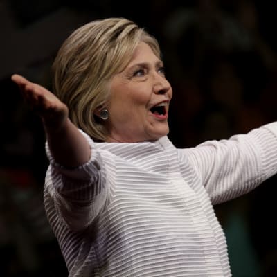 Hillary Clinton inför supportrar under primärvalet 2016