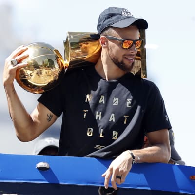 Stephen Curry på segerparad med NBA-bucklan.