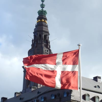 Dansk flagga vajande utanför Folketinget