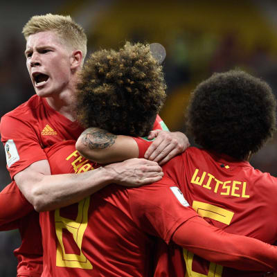 Rödklädda belgiska landslagsspelare firar seger i fotbolls-VM.