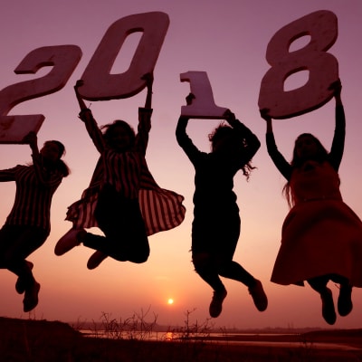 Ungdomar Bhopal i Indien visar upp håller upp skyltar med siffran 2018.