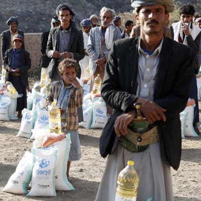Jeminiläisiä hakemassa ruoka-apua Bani al-Qallamin vuoristokylässä noin sadan kilometrin päässä Jemenin pääkaupungista Sanaasta muutama viikko sitten.
