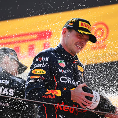 Red Bullin Max Verstappen juhlii palkintopallilla Barcelonassa 22.5.2022.