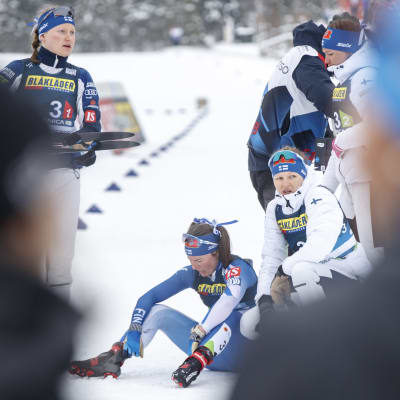 Finlands damer efter stafetten i VM i Planica.
