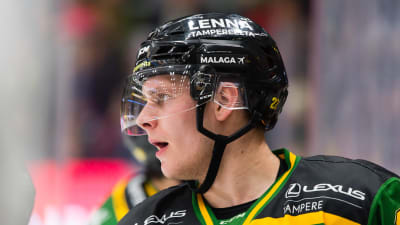 Ilves Arttu Ruotsalainen, iklädd grön speltröja.