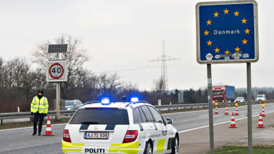 Poliser vid danska gränsen.