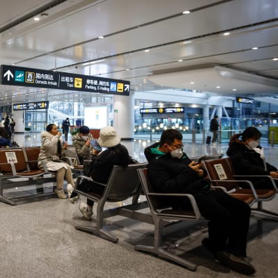 Matkustajia Pekingin lentoasemalla