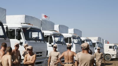 Röda korsets flagga på rysk humanitär konvoj.