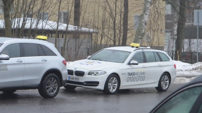 Taxibilar i Helsingfors har allt oftare tejpat bolagets kontaktuppgifter på bilarna.