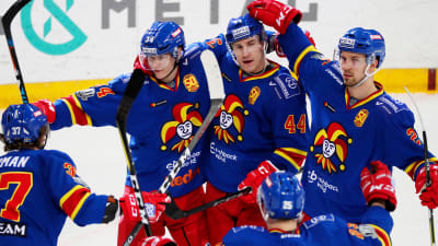 John Norman, Olli Palola, Jesper Jensen, Pekka Jormakka och Rasmus Rissanen jublar.