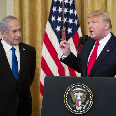 Benjamin Netanyahu till vänster och Donald Trump till höger.