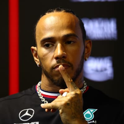 Lewis Hamilton pohtii mediatilaisuudessa Saudi-Arabiassa.