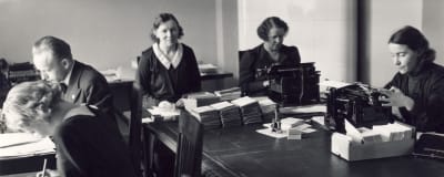 Yleisradion Radiolupakonttori, työntekijöitä käsittelemässä radiolupia 1930-luvulla.