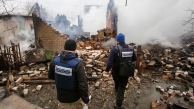 OSSE-observatörer inspekterar en förstörd byggnad i Avdiivka 25.2.2017