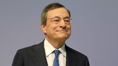 Mario Draghi med ett leende på läpparna på väg till sin sista presskonferens som ECB-chef, den 24 oktober 2019.