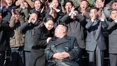Enligt nordkoreanska KCNA har Kim och hans dotter här sällskap av forskare och ingenjörer från ett försvarsinstitut. 