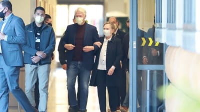 Bill Clinton lämnar sjukhuset tillsammans med sin fru Hillary Clinton