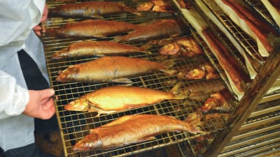 En plåt med rökt fisk.