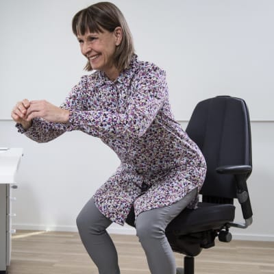 Työfysioterapeutti Piia Hammaren-Luoso Yle Urheilun korttijutun kuvauksissa.