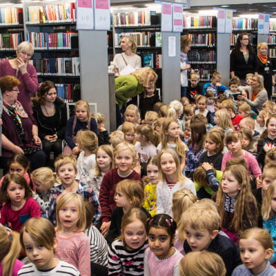 Hav av barn i biblioteket