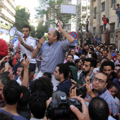 Egyptiläiset mielenosoittajat vastustivat Tiranin ja Sanafirin saarten luovuttamista Saudi-Arabialle Kairossa huhtikuussa. 