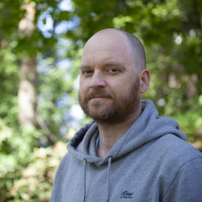 Mattis J. Skoglund ute i naturen.