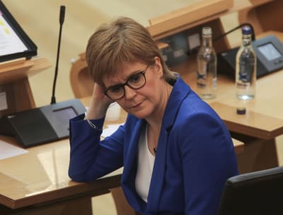 Skottlands förstaminister Nicola Sturgeon ser fundersam ut i Skottlands parlament.