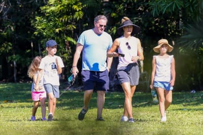 Princessan Madeleine med sin man och deras tre barn på promenad i solida Florida.