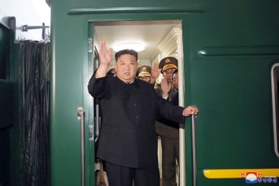 Kim Jong-Un vinkades och hans delegation vinkades av i Pyongyang, då de begav sig med sitt lyxtåg mot Vladivostok. 